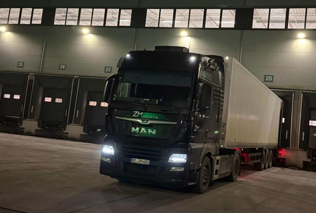 moderne Planen-Auflieger zu mieten