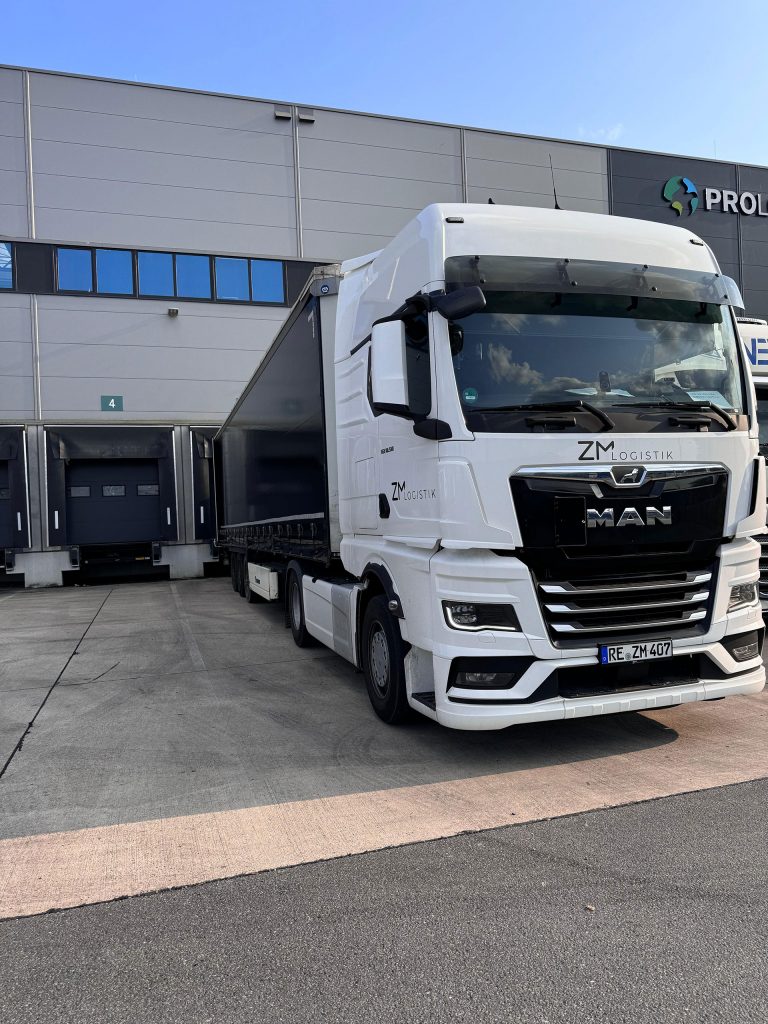 Logistik mit 40 t Plan- und Sattelzügen